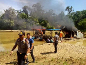 Razia PETI, Sejumlah Rakit Dibakar Petugas